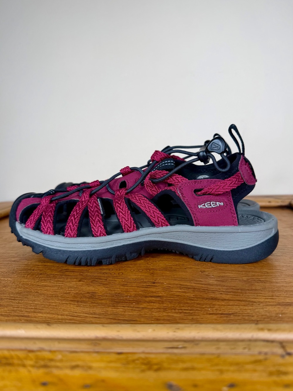 Keen Women’s Whisper Adventure Sandal Size 7.5 Beaujolais / Black